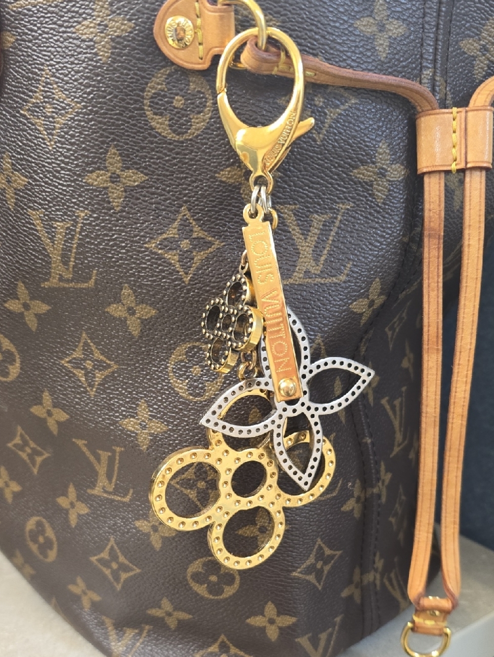 SALE🔥🔥Louis Vuitton  Floral Key & Bag Charm